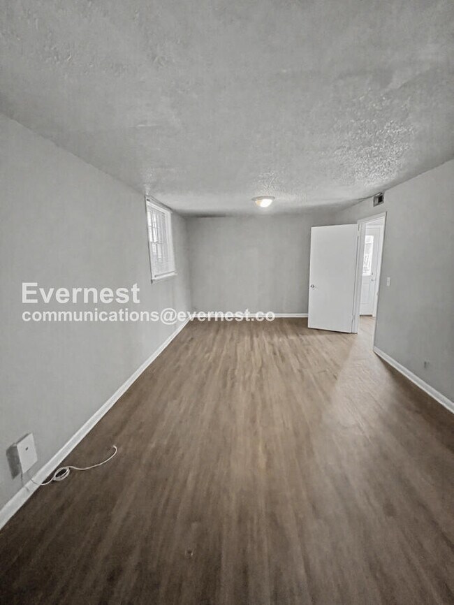 Foto del edificio - 3 Bed/1.5 Bath Townhome with Off-Street Parking / Available Now!