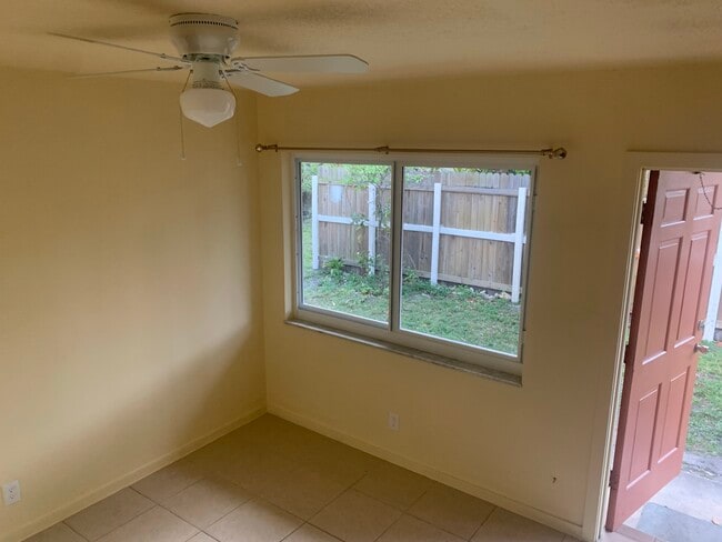 Sala de estar - 3112 SW 12th Plz