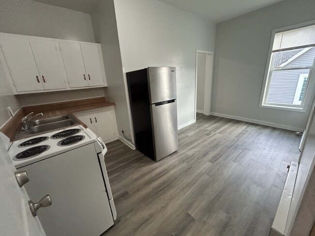 Building Photo - 416 Main Ave N