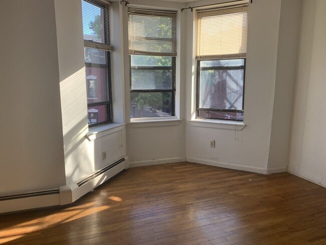Building Photo - 557 Bramhall Ave