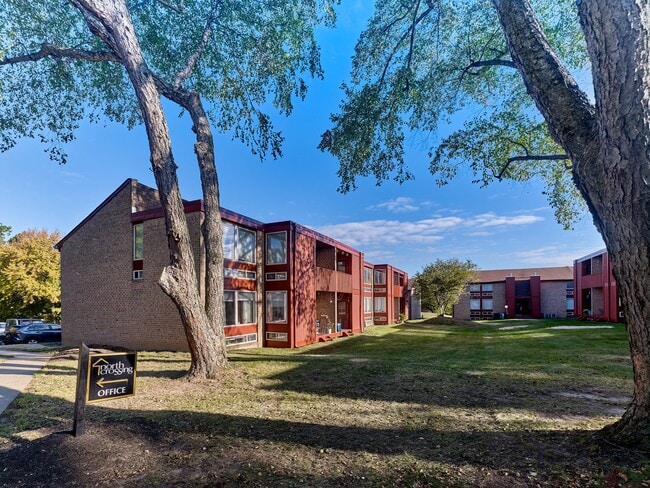 Bienvenido a su nuevo hogar en North Crossing Apartments en Willow Grove, PA — con amplios patios, arquitectura de ladrillo rojo y una práctica oficina de arrendamiento en el mismo lugar. - North Crossing