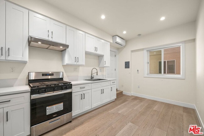 Building Photo - 212 S Reeves Dr