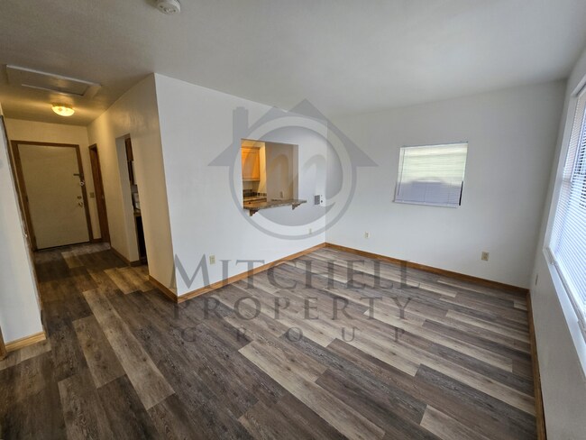Building Photo - Very cute, move in ready 2 bed 1 bath!