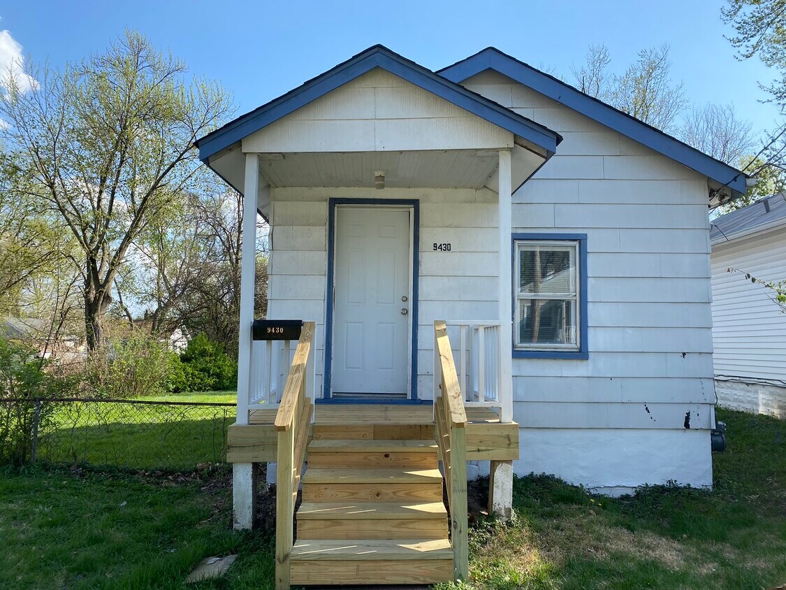 Primary Photo - 9430 Bristol Ave
