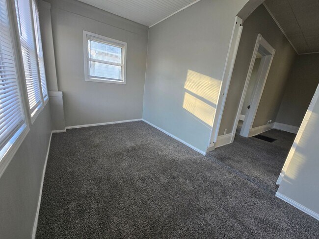 Foto del edificio - 2 Bedroom Home Near Down Town Bloomington