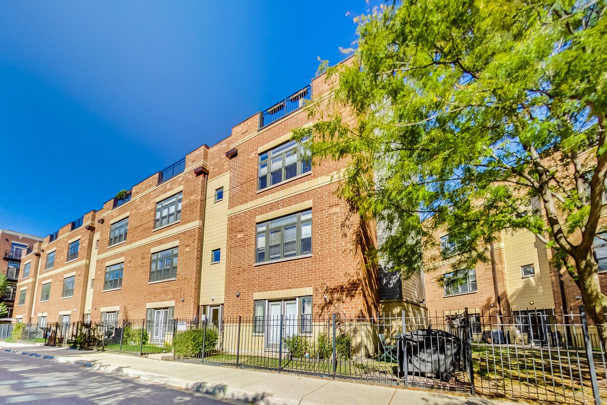 Primary Photo - 2312 W Bloomingdale Ave