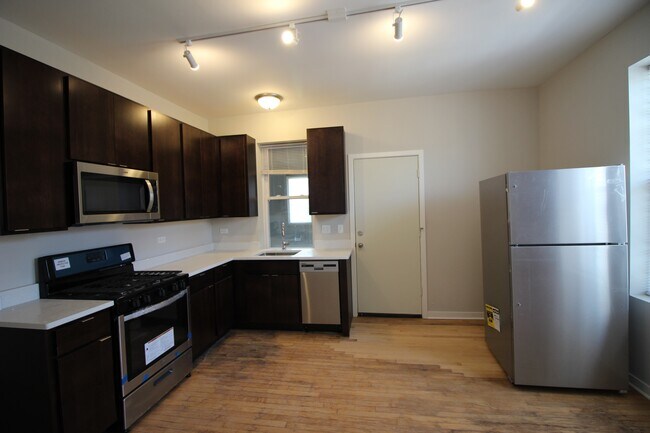 Building Photo - 3644 W Diversey Ave
