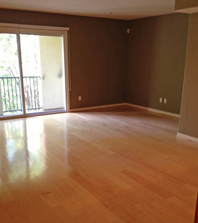 Building Photo - 2 Bedroom Townhouse in Southwest San Jose