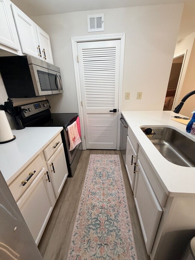 Foto del edificio - Lovely Condo In Sandy Springs Convenient to Hwy 400!