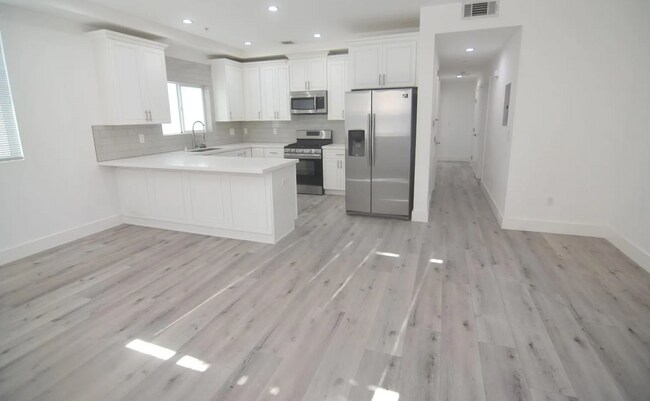 Foto del edificio - 7129 S La Cienega Blvd