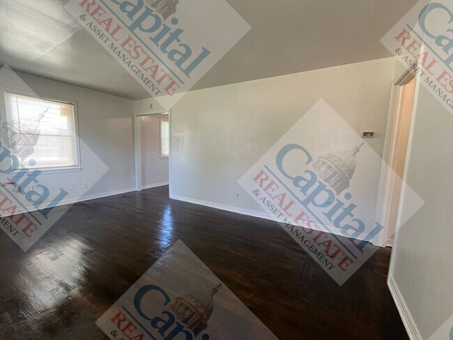 Foto del edificio - Cute 2 Bedroom with Detached Garage