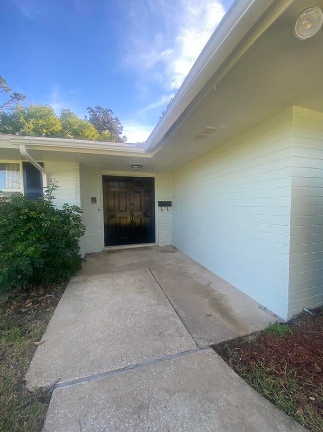 Building Photo - Spacious Ormond Beachside Home