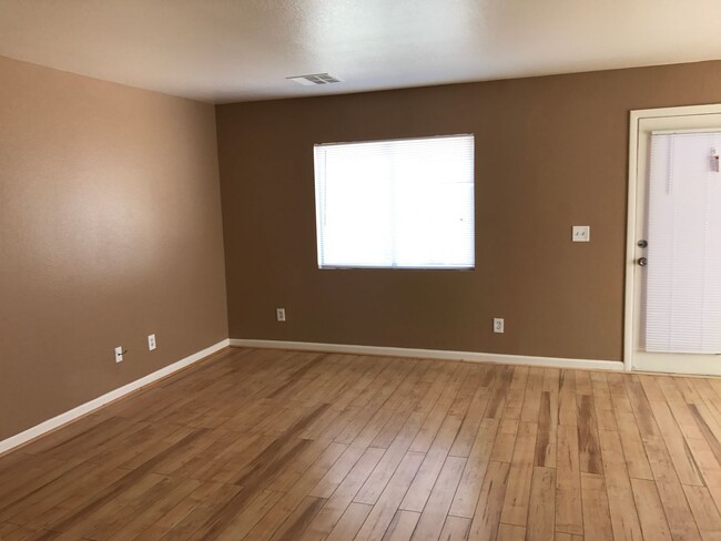 Building Photo - Newly Remodeled 4-bed, 2.5-bath. 3-Car Gar...