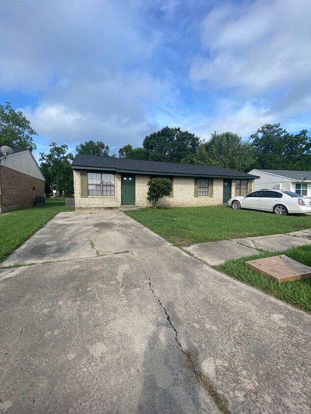 Primary Photo - 401 Knollwood