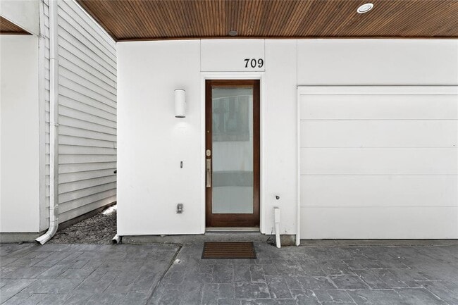 Building Photo - 709 Reinicke St