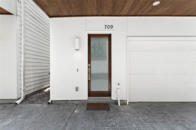 Foto del edificio - 709 Reinicke St