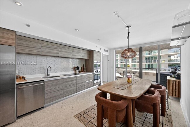 Foto del edificio - 6620 Indian Creek Dr