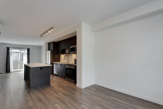Building Photo - 15778-15785 85 Ave