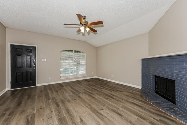 Building Photo - 621 Hollyberry Dr