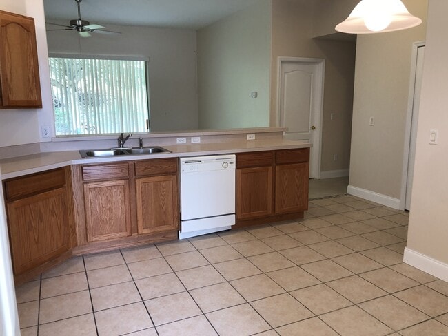 Building Photo - LOTS OF ROOM IN THIS CUTE 3/2 HOME IN CLER...