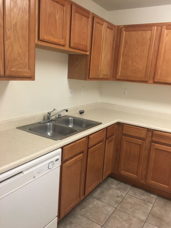 Foto del edificio - Three Bedroom Townhouse Style Apartment wi...
