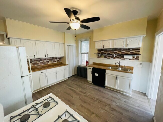 Kitchen - 418 Washington St