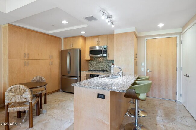Building Photo - 7121 E Rancho Vista Dr