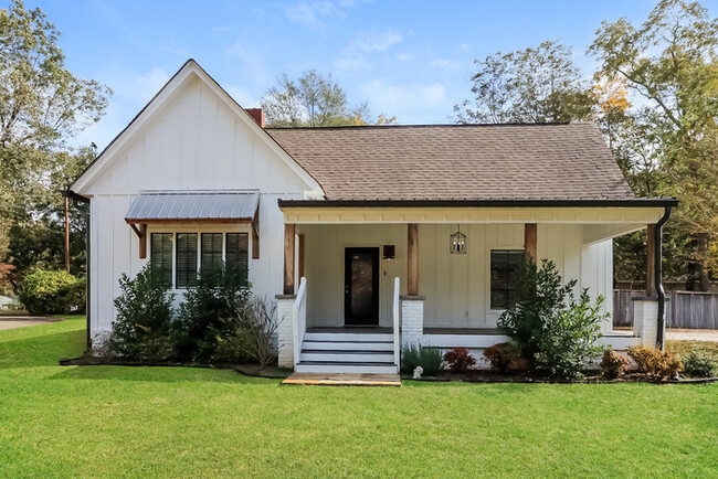 Building Photo - Modern 3-Bedroom Home with Stylish Feature...