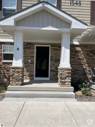 Building Photo - 1548 Simsbury St