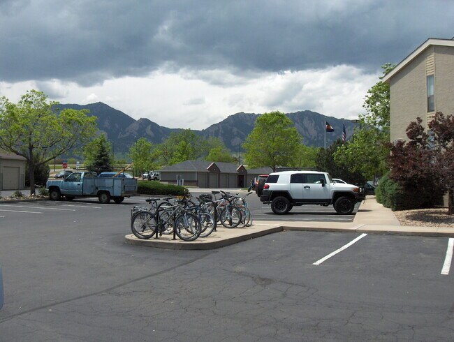 Building Photo - "Charming 2-Bed, 2-Bath Condo Retreat in B...