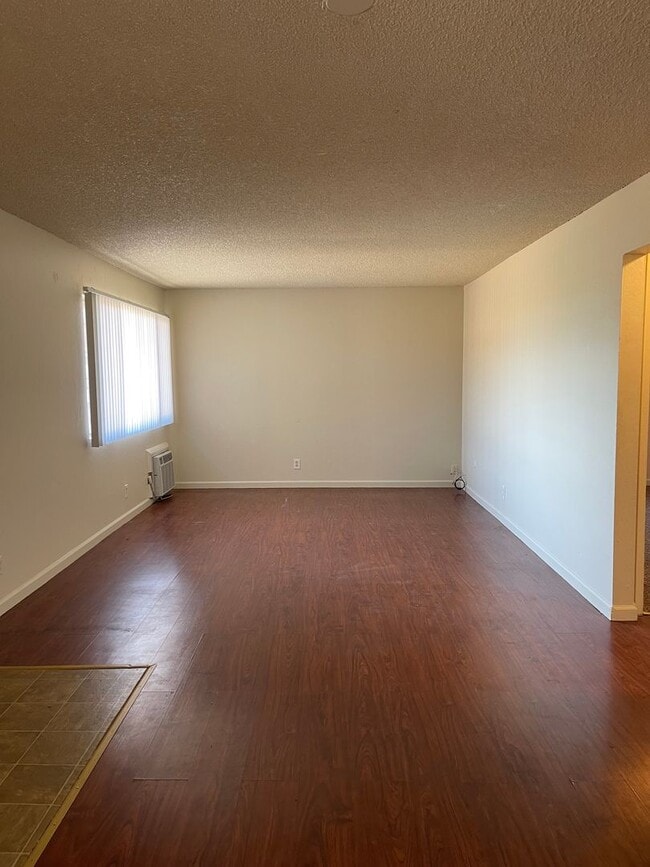 Building Photo - 2 BED 1 BATH UPSTAIRS UNIT *PET FRIENDLY