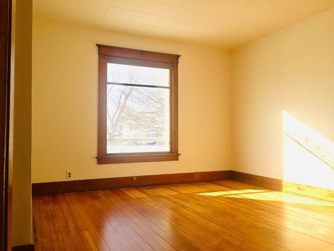 Building Photo - COUNCIL BLUFFS MOVE-IN SPECIAL 1 MONTH FREE