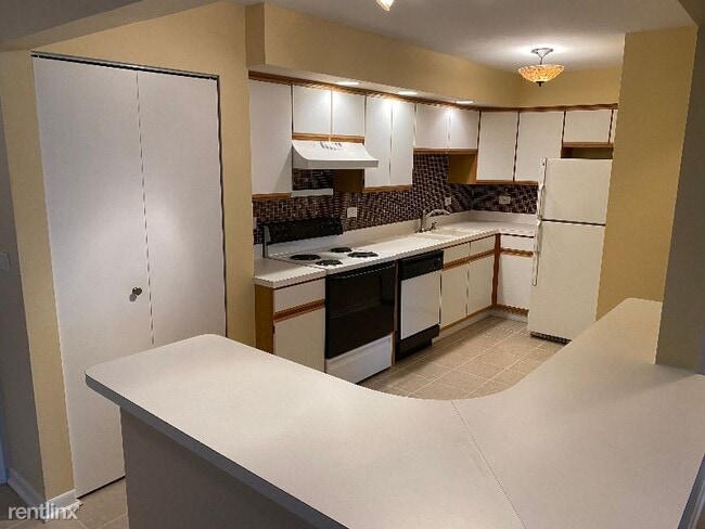 Building Photo - 1 br, 1 bath Condo - 2214 S Goebbert Rd