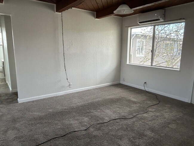 Building Photo - 590 Denslowe Dr