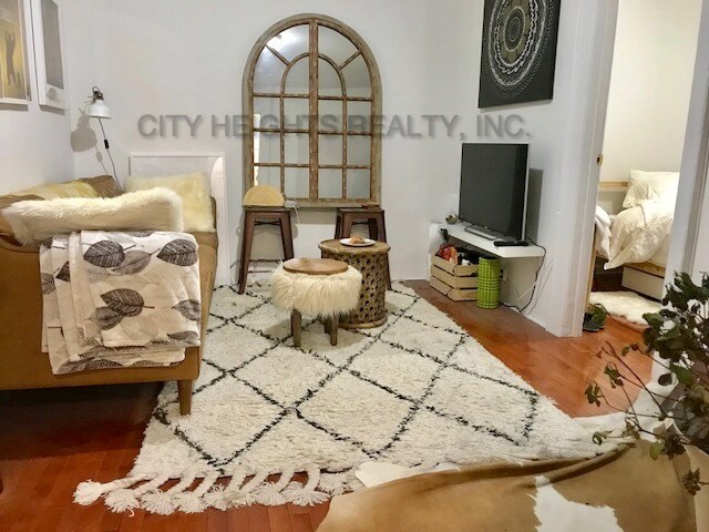 Foto principal - 207 E 5th St