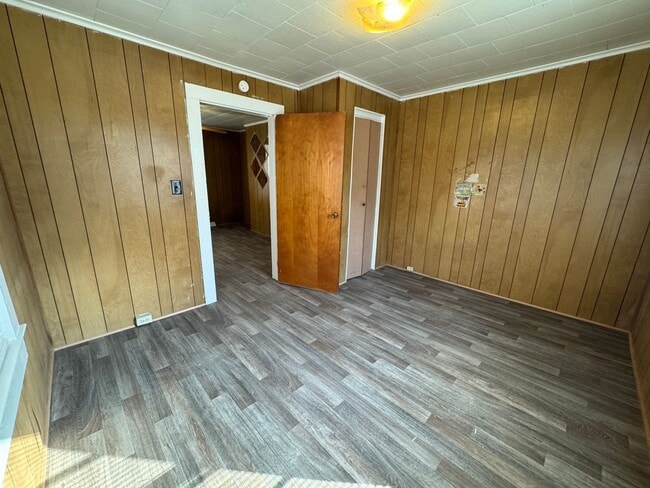 Building Photo - Ready to show!