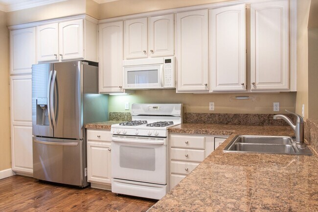 Foto del edificio - Village at the Riverwoods – Beautiful End-Unit Townhome with Unfinished Basement in Provo, Utah. ...