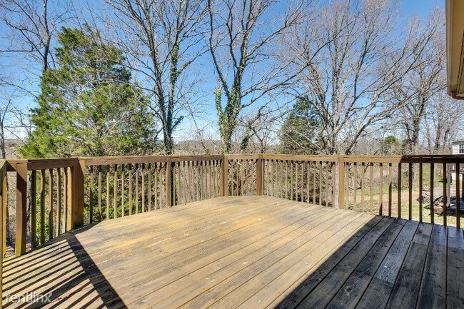 Building Photo - 3 br, 2 bath House - 256 Township Dr.