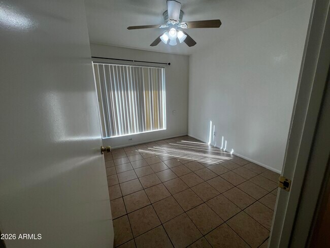 Foto del edificio - 1550 W Knowles Ave