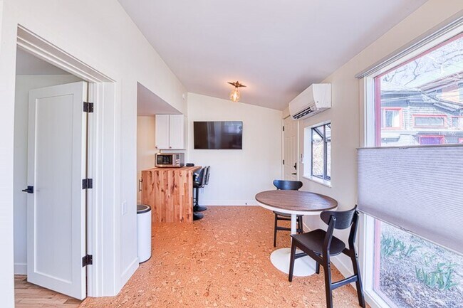 Foto del edificio - Fully Furnished Beautiful One bedroom Cottage available for a short term lease in November