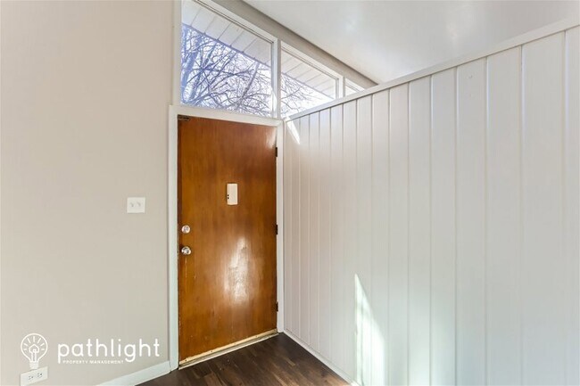 Building Photo - 30477 N Oak Grove Ave, Libertyville, IL, 6...