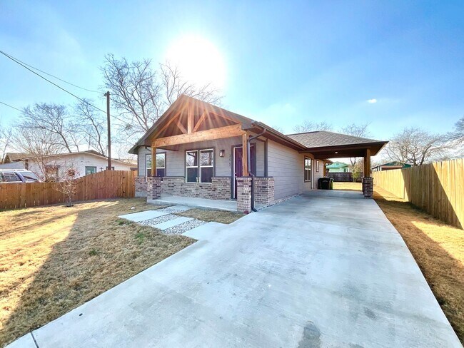 Foto del edificio - Modern Home With Covered Patio & Fenced Yard!