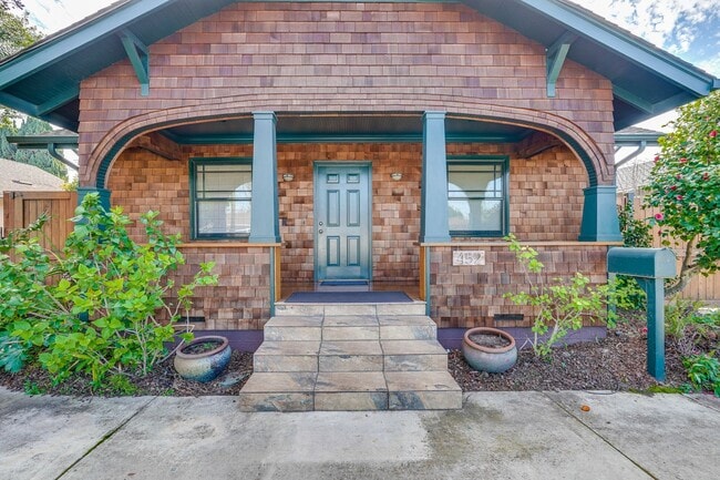Foto del edificio - Quaint and Cozy One-Story Craftsman-style Home nestled in the sought-after Sunnyvale neighborhood...