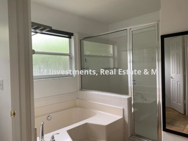 Building Photo - 3 bed 2 bath house with spacious driveway