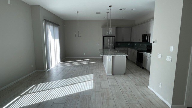 Sala de estar, cocina y comedor. - 901 S Smith Rd