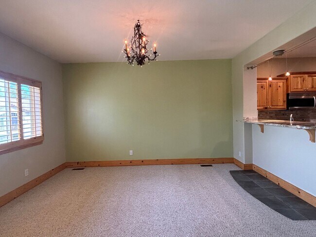 Building Photo - 2 Bed/2.5 Bath Townhome with A/C and gas f...
