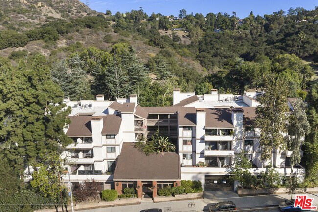 Foto del edificio - 3480 Barham Blvd