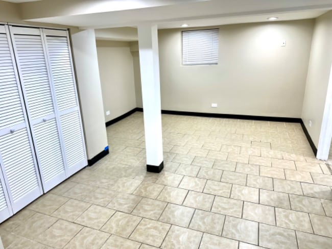 Photo - 5204 N Ludlam Ave (Chicago, IL) Apartment