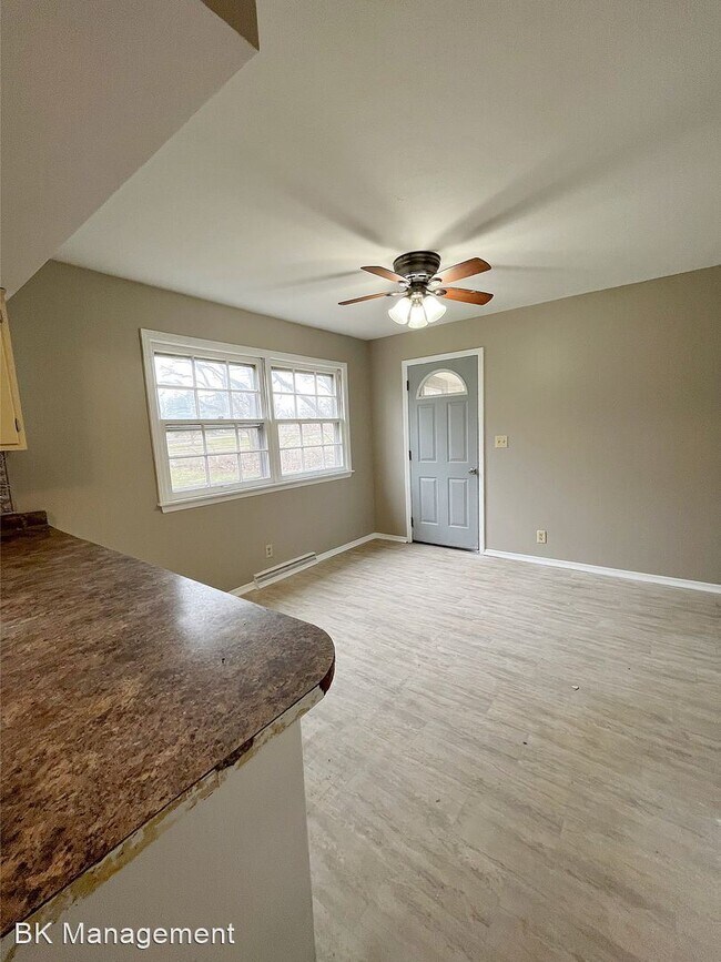 Building Photo - 3 br, 1.5 bath House - 105 E Pine Avenue