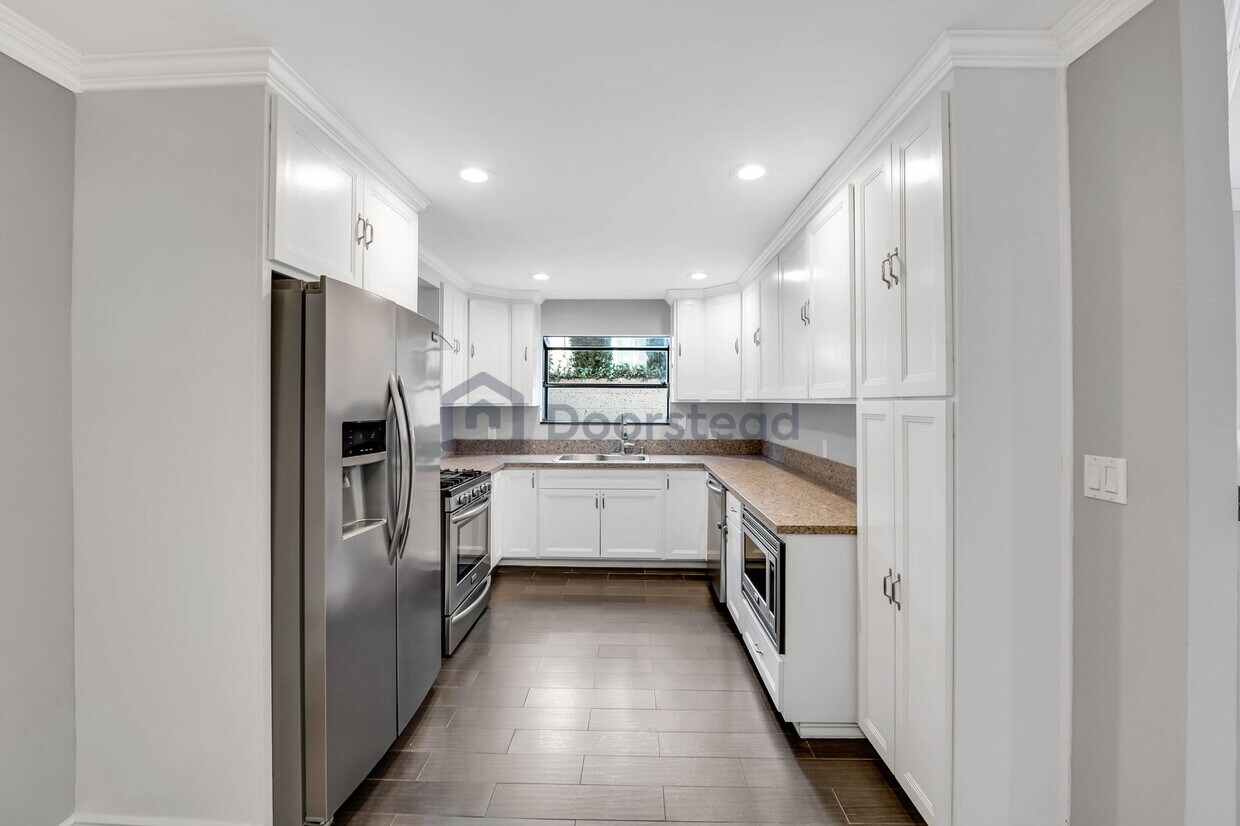 Primary Photo - 13724 Cordary Ave
